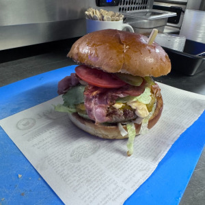 Bacon Burger + zemiakové lyžičky + dressing