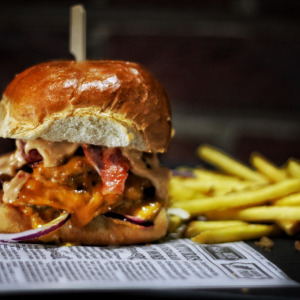 Double Smash Burger ST Špecial + zemiakové lyžičky + dressing