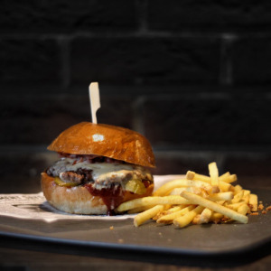 Pepper Jack Burger + zemiakové lyžičky + dressing