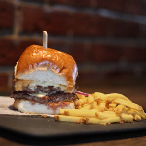 Double hereford burger+ zemiakové lyžičky + dressing