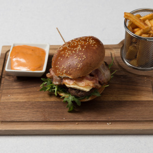 Blue cheese burger + zemiakové lyžičky + dressing